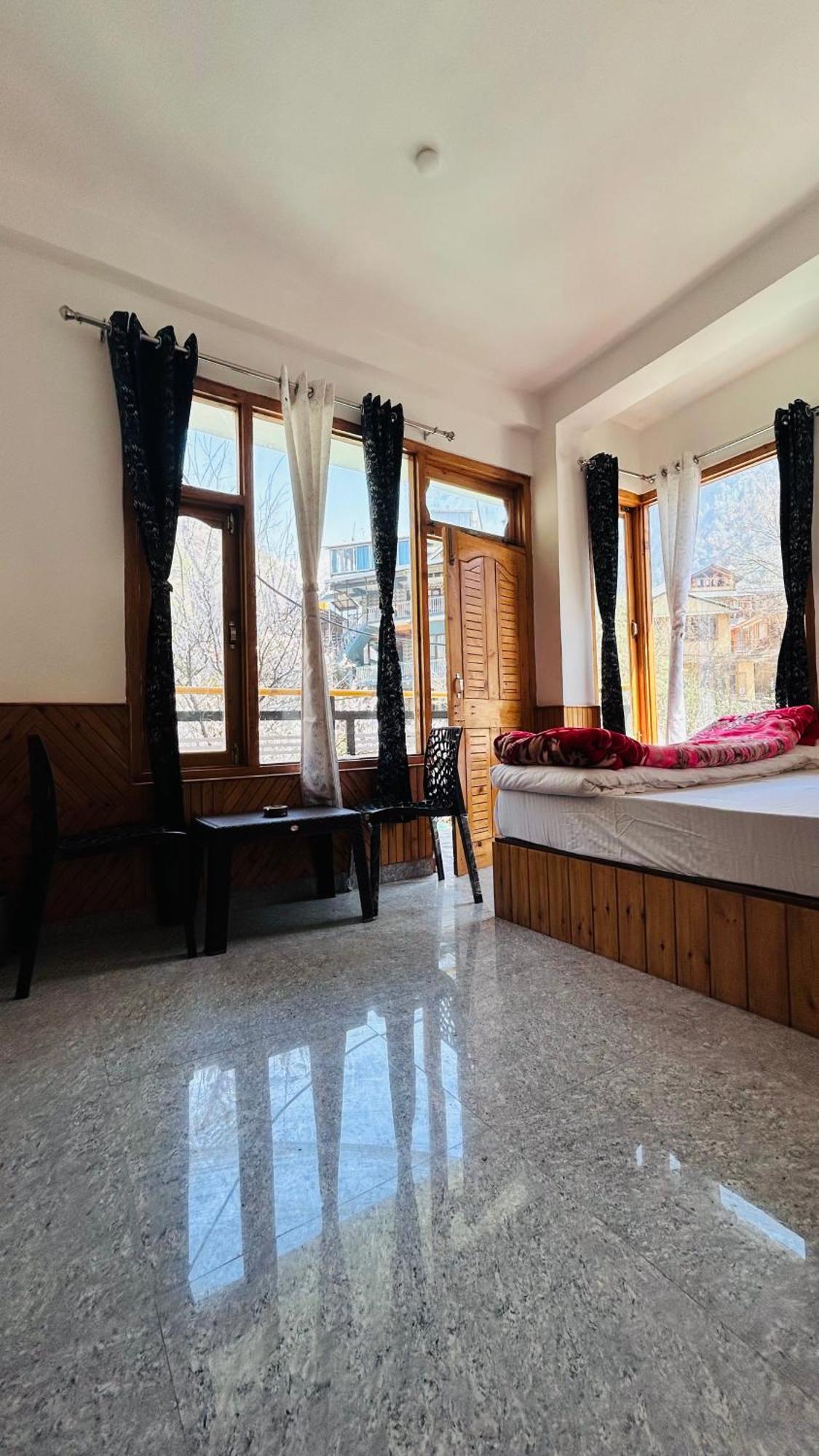 Clovee'S Rooms Dorms And Restro Kasol Exterior foto