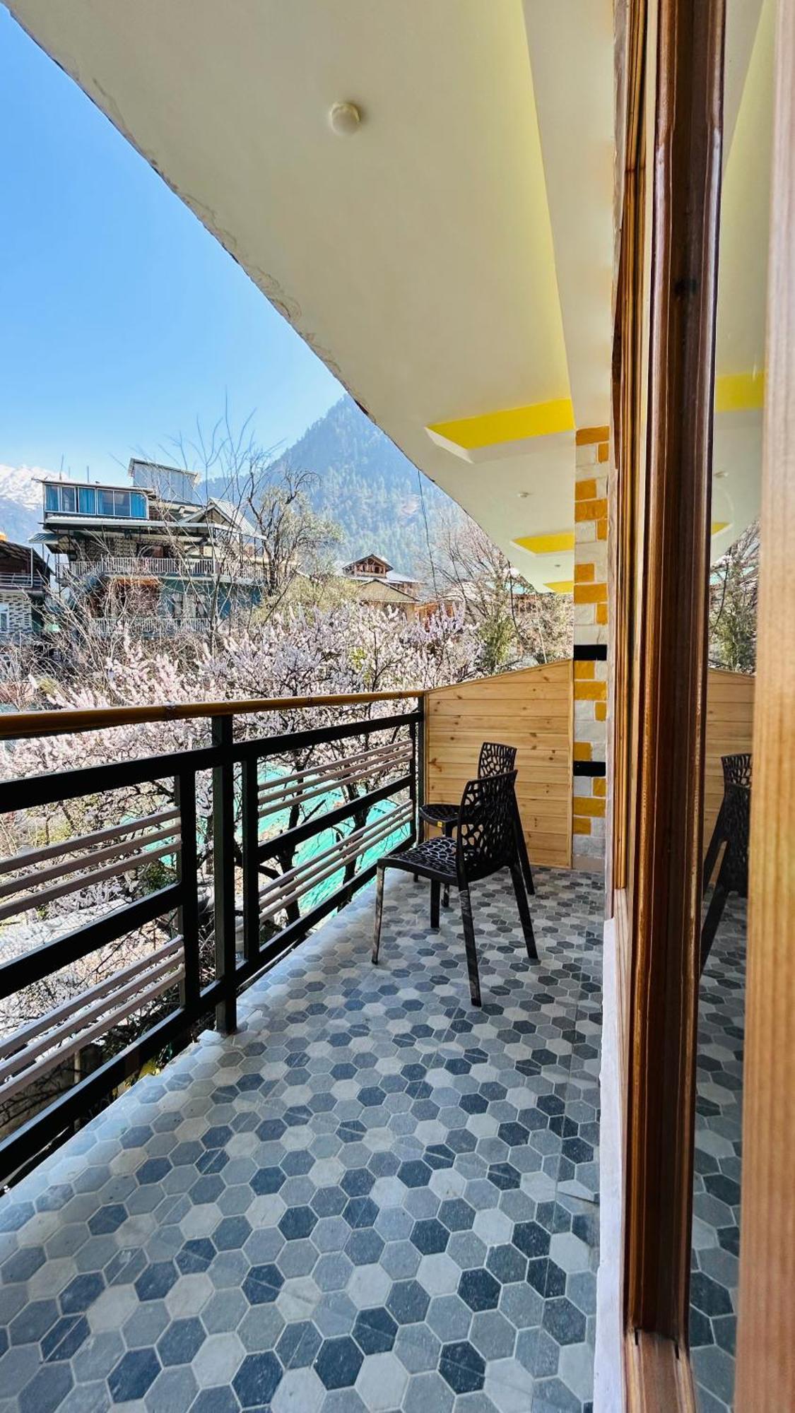 Clovee'S Rooms Dorms And Restro Kasol Exterior foto