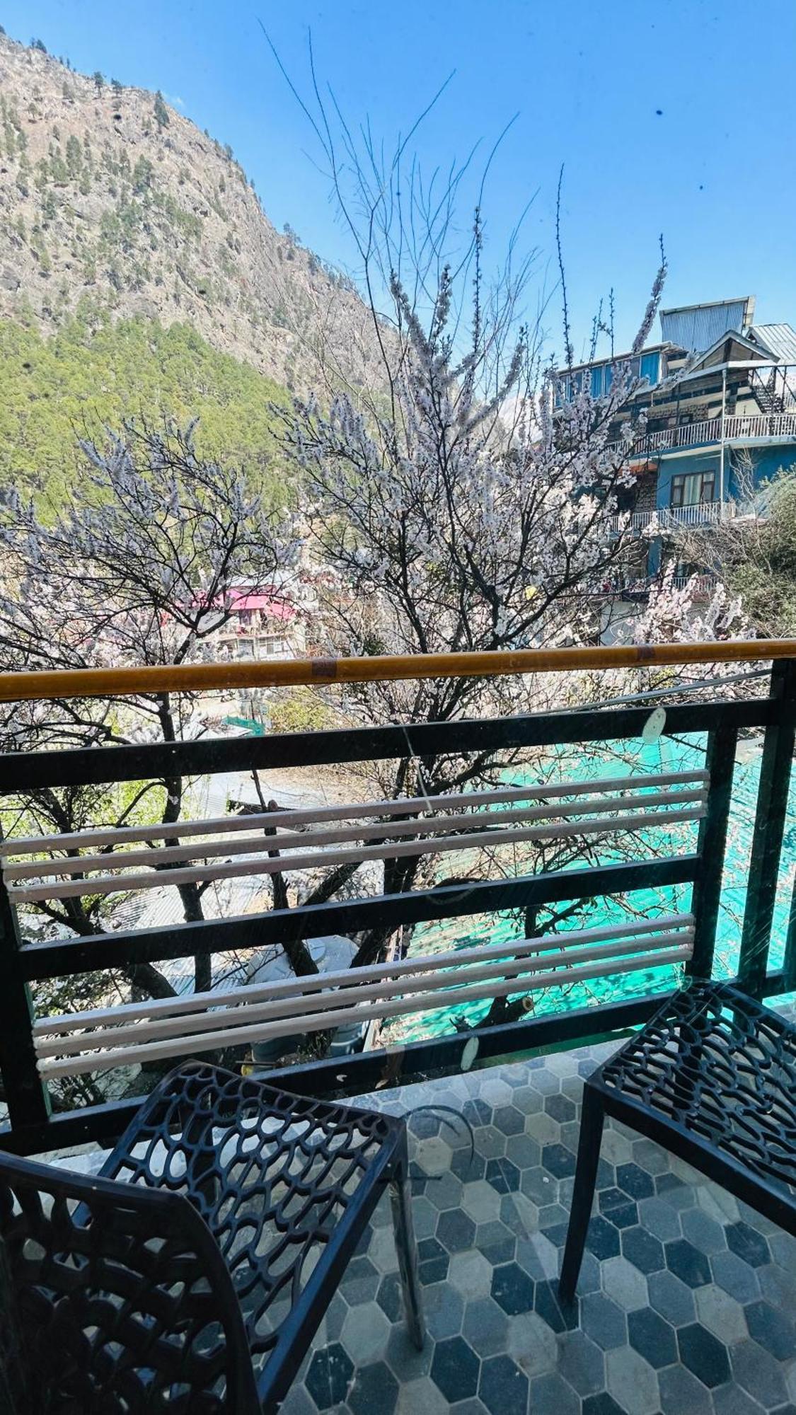 Clovee'S Rooms Dorms And Restro Kasol Exterior foto