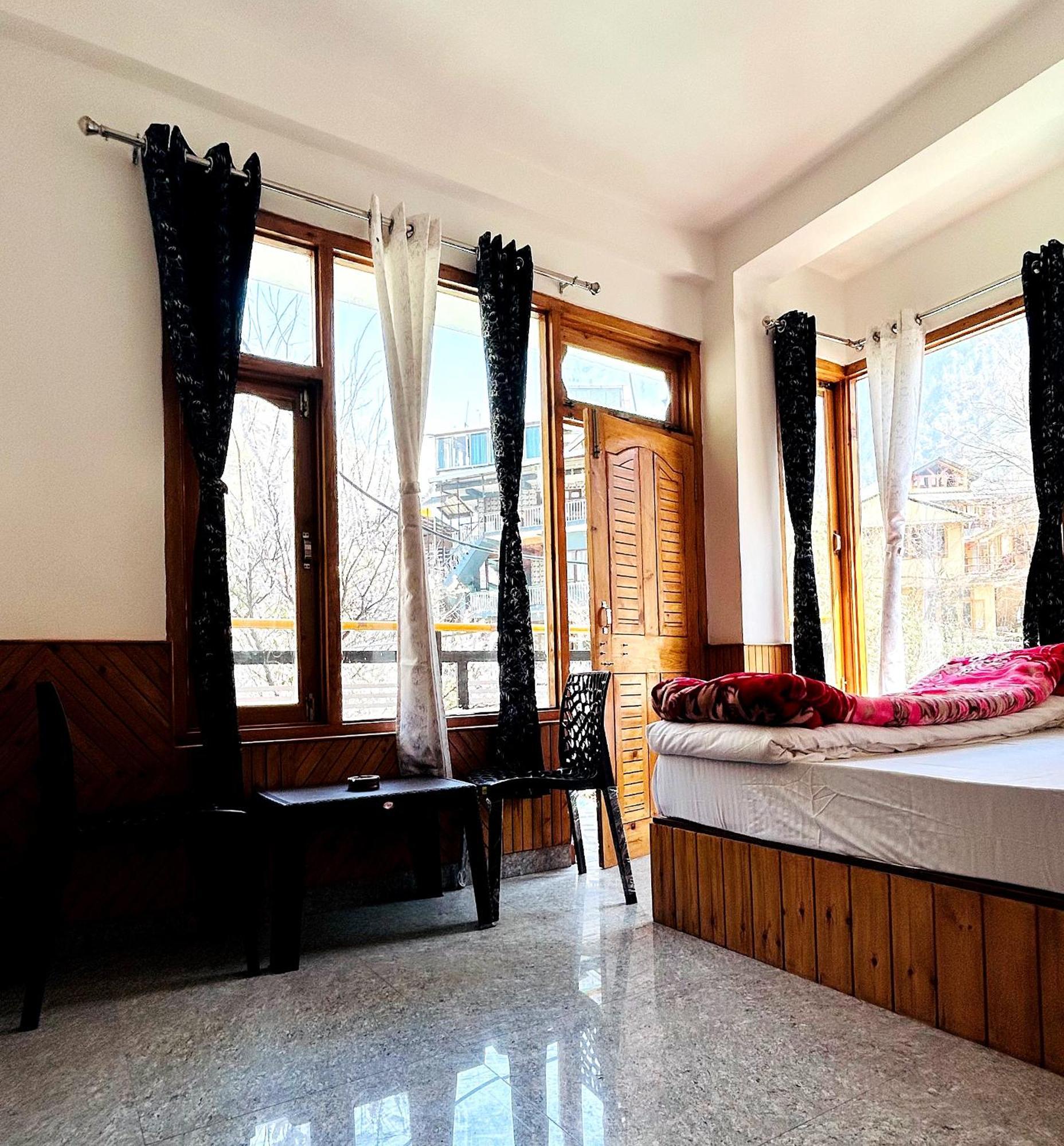 Clovee'S Rooms Dorms And Restro Kasol Exterior foto